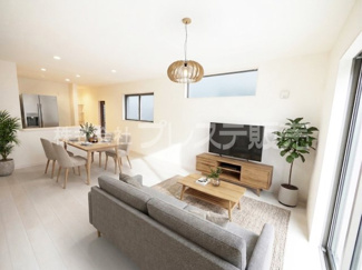 【居間・リビング】 | 奈良市菅原町の新築一戸建 全７区画 | 現地写真（１号地リビング）ＬＤＫ18.5帖！南向きですので、陽あたり良好です♪