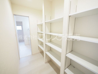【収納】 | 奈良市菅原町の新築一戸建 全７区画 | 現地写真（１号地パントリー）キッチン横に大容量の食品庫を配置♪
