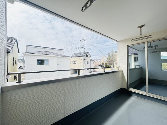 新築　高崎市上中居町3期　GRAFARE　2号棟のバルコニー|現地写真　日当たりの良いバルコニーはお洗濯物もよく乾きそうです◎
　