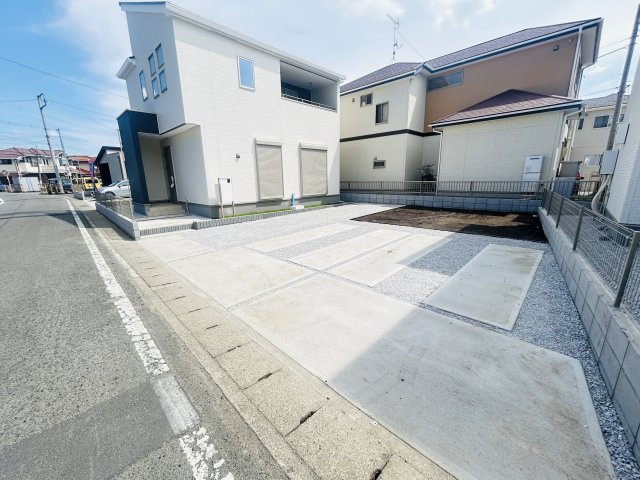 新築　高崎市上中居町3期　GRAFARE　2号棟の駐車場|現地写真　駐車スペースは並列2台分可能です！
