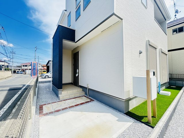 新築　高崎市上中居町3期　GRAFARE　2号棟の玄関|現地写真　ポストと一体型のTVモニターホンでセキュリティ安心！
