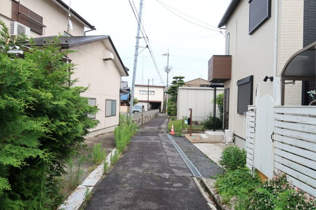 野洲市吉地　中古戸建の前面道路含む現地写真