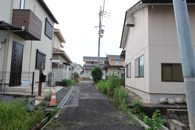 野洲市吉地　中古戸建の前面道路含む現地写真