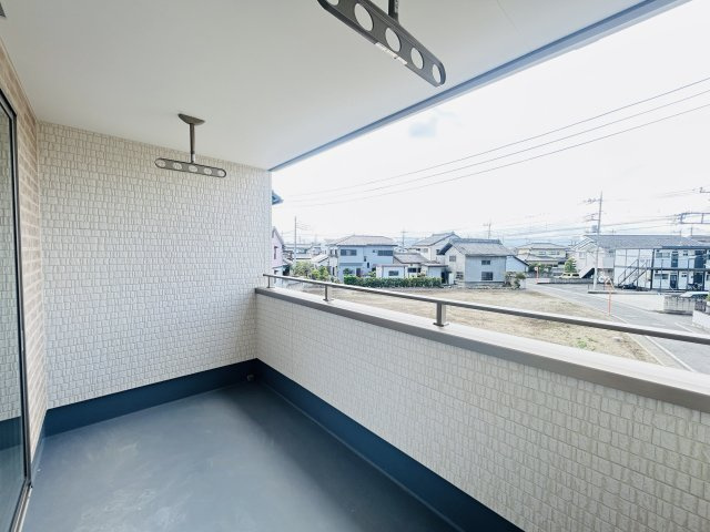 新築　高崎市上中居町3期　GRAFARE　3号棟のバルコニー|現地写真　インナーバルコニーで少しの雨なら濡れずにすみます。天気が怪しいけど…という悩みも解消ですね!									

