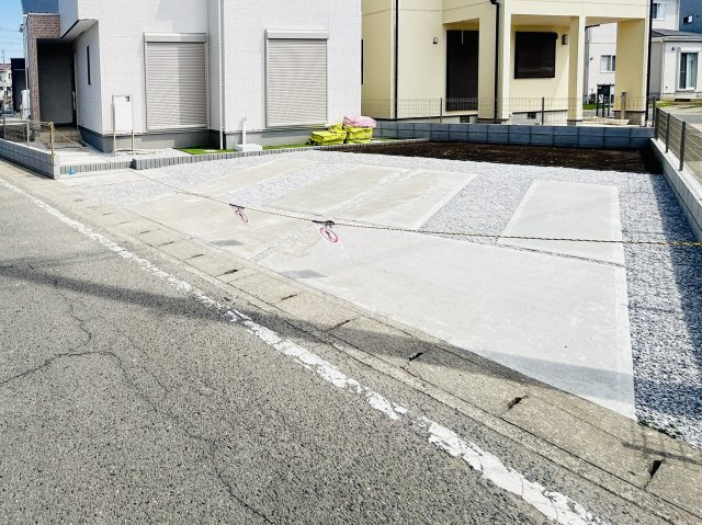 新築　高崎市上中居町3期　GRAFARE　3号棟の駐車場|現地写真　駐車スペースは並列2台分可能です！
