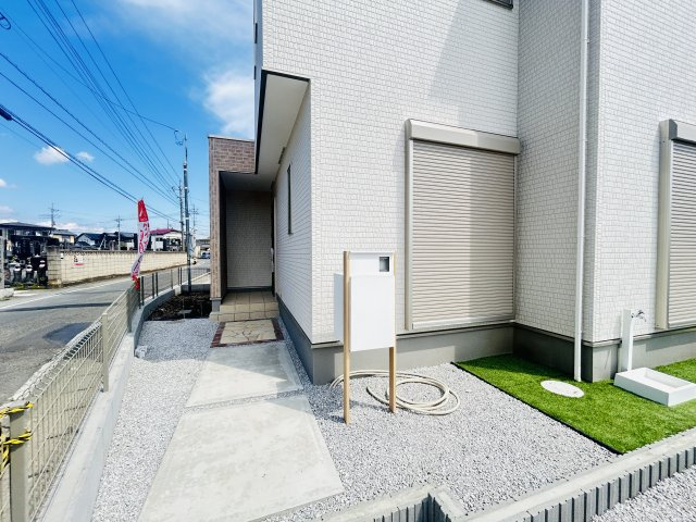 新築　高崎市上中居町3期　GRAFARE　3号棟の玄関|現地写真　ポストと一体型のTVモニターホンでセキュリティ安心！
