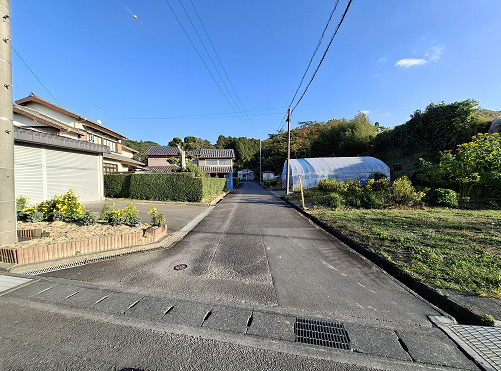売土地　菊川市川上の前面道路含む現地写真