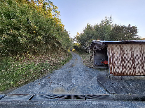 売土地　菊川市川上の前面道路含む現地写真