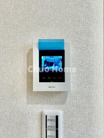 墨田区向島5丁目中古住宅のセキュリティ|【モニターホン】誰が来たかすぐにわかるカラーモニター付きインターホン。通話ボタンを押すまでは室内の音は漏れていませんので相手を確かめてから応対できます。