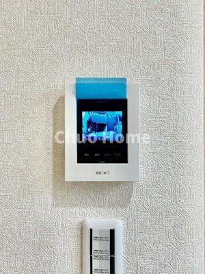 【セキュリティ】 | 墨田区向島5丁目中古住宅 | 【モニターホン】誰が来たかすぐにわかるカラーモニター付きインターホン。通話ボタンを押すまでは室内の音は漏れていませんので相手を確かめてから応対できます。