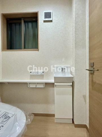 墨田区向島5丁目中古住宅のトイレ|【ウォシュレット】清潔に使いたいお手洗いには最適な設備です。もちろんウォームレットも標準装備です。