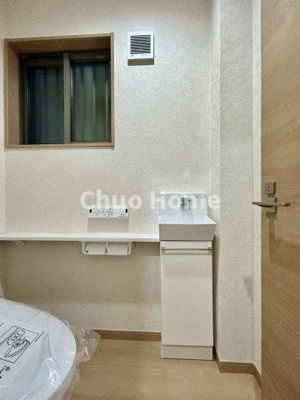 【トイレ】 | 墨田区向島5丁目中古住宅 | 【ウォシュレット】清潔に使いたいお手洗いには最適な設備です。もちろんウォームレットも標準装備です。