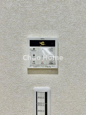 墨田区向島5丁目中古住宅の発電・温水設備|【給湯リモコン】外での一日を忘れさせてくれるオートバス機能でお好みの湯量・温度に調整された浴槽。