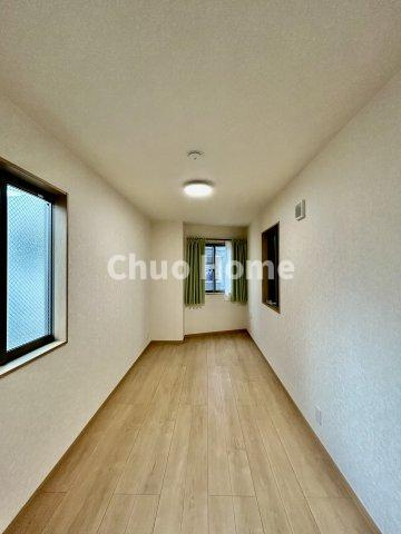 墨田区向島5丁目中古住宅の寝室|【寝室】心と体をゆったりと安らげる主寝室。寝室のゆとりが大きい分だけ、暮らしの安らぎは深まります。一日の疲れを癒すだけでなく、ご夫婦の親密な語らいを紡ぎ出します