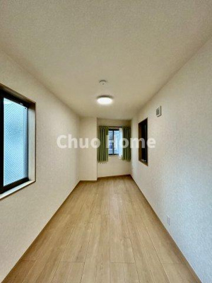 【寝室】 | 墨田区向島5丁目中古住宅 | 【寝室】心と体をゆったりと安らげる主寝室。寝室のゆとりが大きい分だけ、暮らしの安らぎは深まります。一日の疲れを癒すだけでなく、ご夫婦の親密な語らいを紡ぎ出します