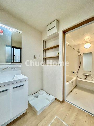 墨田区向島5丁目中古住宅のランドリースペース|【ランドリースペース】担当者がスケールを持ち歩いておりますので、ご見学時には現在お使いの洗濯機などがきちんと収まるかなどもチェックして下さい。見学前に測っておくと非常に便利だと思います。