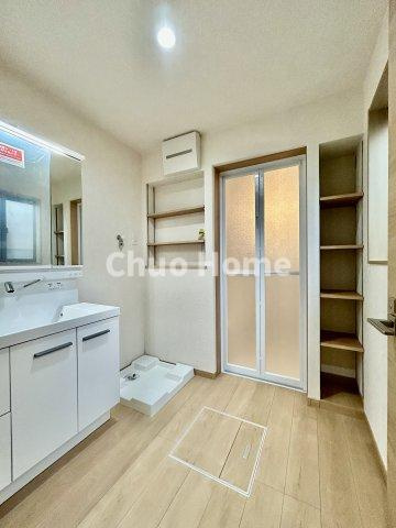 墨田区向島5丁目中古住宅の脱衣所|【洗面所】明るい洗面所は朝をすっきりさせてくれる空間です。バタバタしている忙しい朝でも収納が多い洗面台では短い時間で効率良く支度ができます。