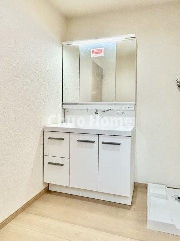 墨田区向島5丁目中古住宅の独立洗面台|【洗面化粧台】洗面化粧台には三面鏡を採用。身だしなみを整えやすい事はもちろんですが、鏡の後ろに収納スペースを設ける事により、散らかりやすい洗面スペースをすっきりさせる事が出来るのも嬉しいですね