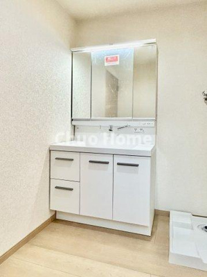 【独立洗面台】 | 墨田区向島5丁目中古住宅 | 【洗面化粧台】洗面化粧台には三面鏡を採用。身だしなみを整えやすい事はもちろんですが、鏡の後ろに収納スペースを設ける事により、散らかりやすい洗面スペースをすっきりさせる事が出来るのも嬉しいですね