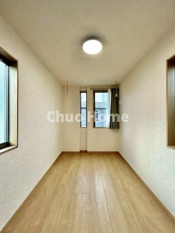 墨田区向島5丁目中古住宅の洋室|【洋室】快適に過ごす条件は、一人ひとり違います。だからこそ飾り過ぎないシンプルな内装と偏り過ぎないデザインで統一しております。居住していく中でオーナー様だけの【マイホーム】に創り上げて下さい