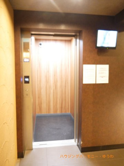 【その他共用部分】 | エレベーター完備のため荷物が多くなっても安心。監視モニター付きとなっています！