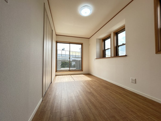 【洋室】 | 茅ヶ崎市西久保 中古戸建て | 3面採光・南面に窓：洋室6.2帖（3階）