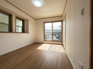 【洋室】 | 茅ヶ崎市西久保 中古戸建て | 3面採光・南面に窓：洋室6.0帖（3階）