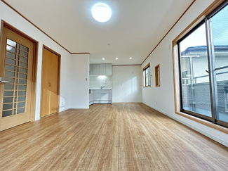【居間・リビング】 | 茅ヶ崎市西久保 中古戸建て | 3面採光・南面に窓：LDK13帖（2階）