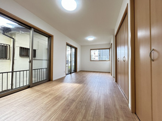 【洋室】 | 茅ヶ崎市西久保 中古戸建て | 3面採光・南面に窓：S室（洋室仕様）11.0帖（1階）