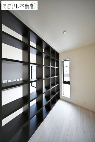 【居間・リビング】 | Livele Garden.S深谷市岡里第2　新築住宅 | フリースペースでは、趣味やお子様の勉強スペース、収納朱ペースなど様々な用途で活用できそうです。
現地(2026年4月撮影)