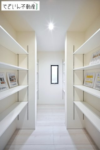 【収納】 | Livele Garden.S深谷市岡里第2　新築住宅 | 暮らし心地を大きく左右する収納を、適材適所に配置し使い勝手を考慮してあります。空間を余すところなく有効利用した収納は生活空間をより上質なものにしてくれるでしょう。
現地(2026年4月撮影)