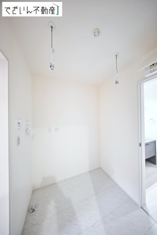 【ランドリースペース】 | Livele Garden.S深谷市岡里第2　新築住宅 | 室内物干し金物付きのランドリースペース。「脱衣→洗濯→干す」が1つの空間でできます。
現地(2026年4月撮影)