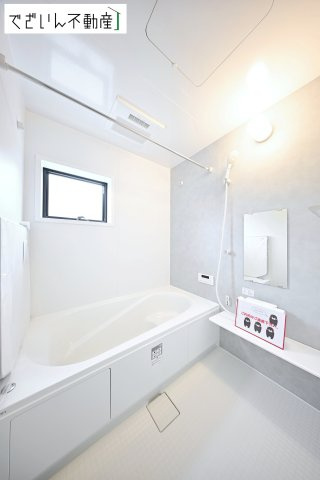 【浴室】 | Livele Garden.S深谷市岡里第2　新築住宅 | 清潔感のあるバスルームは、忙しい毎日の中でほっと一息つける場所。育児の合間に、心も体もリセットできる大切な時間が生まれます。
現地(2026年4月撮影)