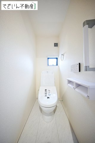 【トイレ】 | Livele Garden.S深谷市岡里第2　新築住宅 | シンプルで清潔感のある空間は、毎日使う場所だからこそ嬉しい。家族みんなが快適に過ごせる工夫が詰まっています。
現地(2026年4月撮影)
