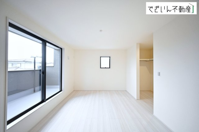 【洋室】 | Livele Garden.S深谷市岡里第2　新築住宅 | 夫婦の寝室としても使える落ち着いた居室。育児の合間にほっと一息つける、静かな時間を守ってくれます。
現地(2026年4月撮影)