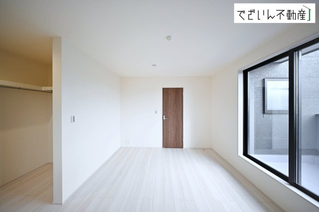 【洋室】 | Livele Garden.S深谷市岡里第2　新築住宅 | センスが求められるプライベート空間だからこそ、自分の個性を飾るにふさわしい癒しと寛ぎの空間を演出します。
現地(2026年4月撮影)