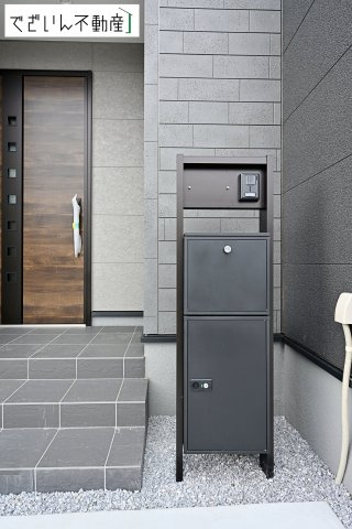 【玄関】 | Livele Garden.S深谷市岡里第2　新築住宅 | 玄関には宅配BOX付きの門柱・POSTがあります。
現地(2026年4月撮影)