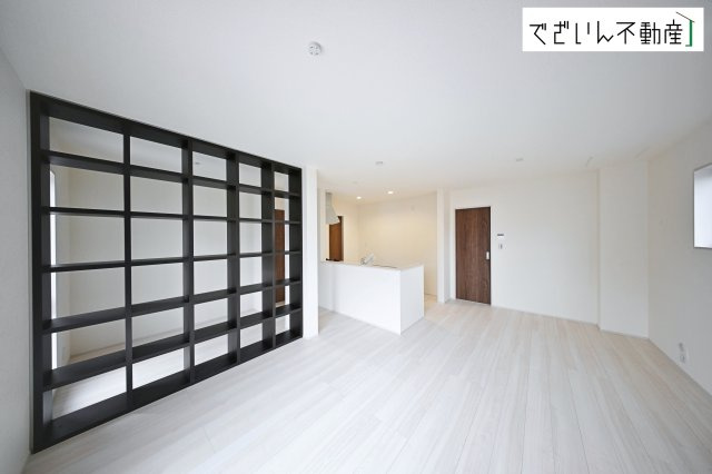 【居間・リビング】 | Livele Garden.S深谷市岡里第2　新築住宅 | 室内構成に拘り採光とセンスを散りばめた空間。それは『柔らかさ』に似た素敵な居場所。そこに暮らす人のことを考えつくり出したものは『癒し』という心地よい居場です。
現地(2026年4月撮影)
