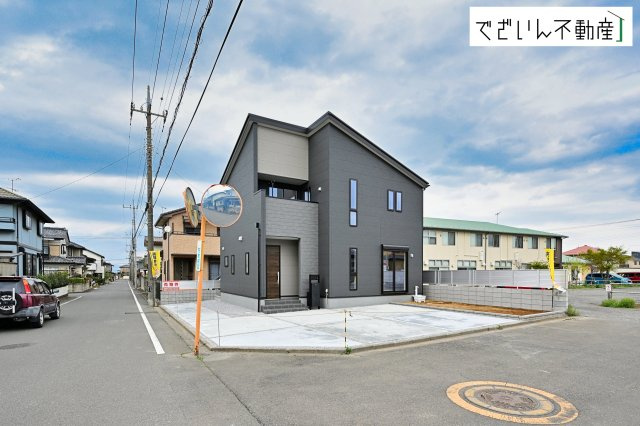 【外観】 | Livele Garden.S深谷市岡里第2　新築住宅 | 街並みに馴染む、シンプルで洗練された佇まい。暮らしにちょっとした遊び心を添えてくれるお家です。
現地(2026年4月撮影)