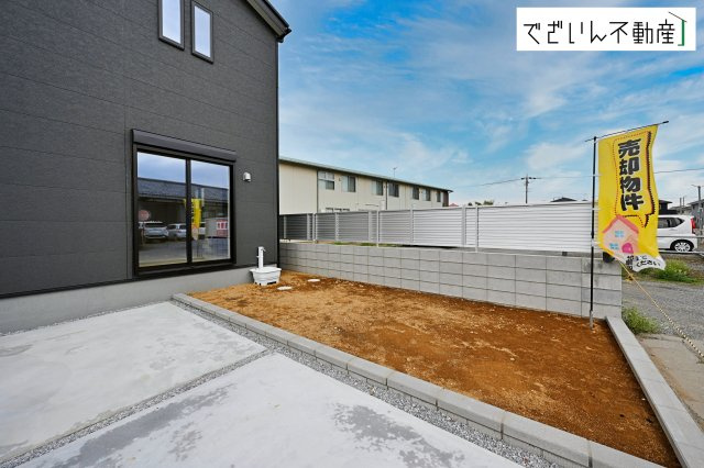 【庭】 | Livele Garden.S深谷市岡里第2　新築住宅 | 南向きの穏やかな佇まいが、家族の新しい日常を優しく包み込む。静かな街並みに、安心して子育てできる環境が整っています。
現地(2026年4月撮影)