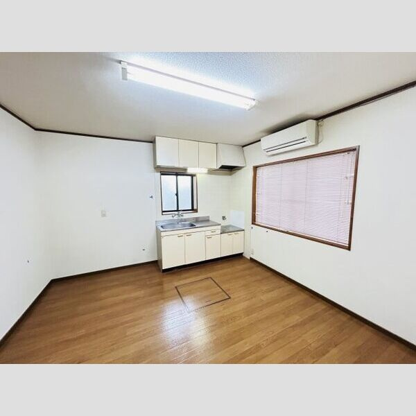 岡崎市矢作町字毛呂のアパートの居間・リビング