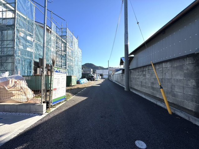 いろどりアイタウン佐野市葛生西1丁目２２　２号棟の前面道路含む現地写真|前面道路は4ｍで駐車もラクラクで出入りしやすい！通り抜けができないので安心です。