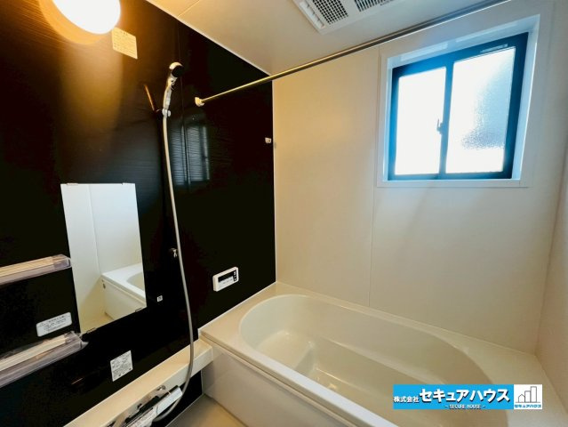 【本日ご案内可能】刈谷市野田町西屋敷　全2棟の浴室|【浴室】
◆アクセントパネルで落ち着きのある雰囲気を演出します。毎日の疲れを癒やすバスタイムをお楽しみ下さい！
◆窓付きで、カビの繁殖を抑える効果があります。
◆追い炊き機能を備えたオートバスです。　
