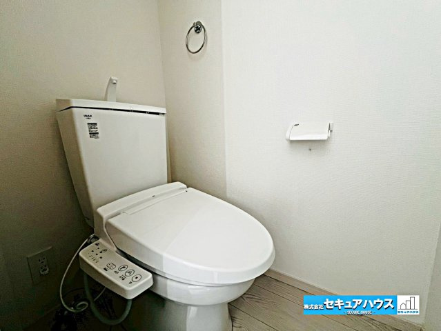 【本日ご案内可能】刈谷市野田町西屋敷　全2棟のトイレ|【高機能トイレ】
◆高機能トイレの多くは便器のフタの開閉が自動であり、使用後に手動で水を流す面倒もなく非常に便利です。スタイリッシュな見た目で、お掃除しやすく、節水効果が高いです。　　　　　　　　　　