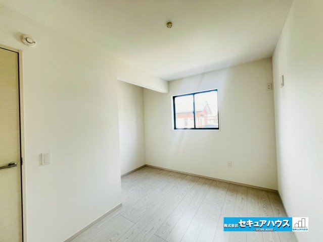 【本日ご案内可能】刈谷市野田町西屋敷　全2棟の洋室|【7.5帖の洋室】
◆広々とした居住空間は日々の暮らしを彩り、心のやすらぎと満足感を与えてくれます。通風と採光を考慮した設計は子供たちはのびのび育ち、家族でくつろぎと団らんを生み出します。　　　　　　