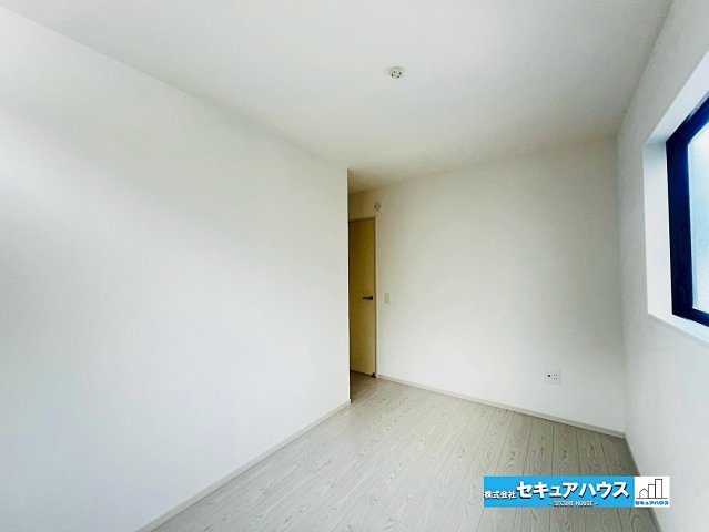 【本日ご案内可能】刈谷市野田町西屋敷　全2棟の洋室|【5.5帖の洋室】
◆お子様のお部屋や主寝室、来客時の宿泊室、趣味のお部屋としてもご利用いただけます♪
◆扉ががないクローゼットは通気性が高いです。奥行きが出るため広さを感じることができる設計です。　