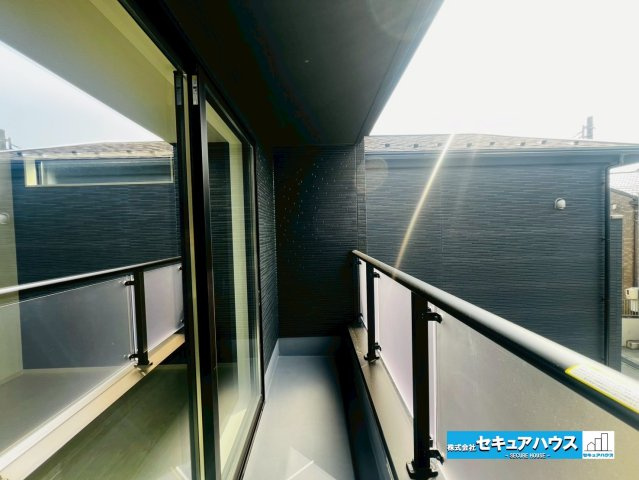 【本日ご案内可能】刈谷市野田町西屋敷　全2棟のバルコニー|【バルコニー】
◆南向きのバルコニーは見晴らしもよく、太陽の温かな温もりをめいっぱい受け止めてくれます。そのため洗濯物がすぐに乾きます♪
◆ワイドバルコニーの為洗濯物も充分なスペースを確保できます。　