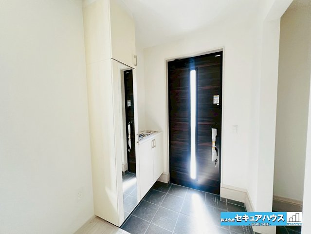 【本日ご案内可能】刈谷市野田町西屋敷　全2棟の玄関|【玄関】
◆採光・通風にも配慮された設計で毎日明るい空間をキープします♪
◆収納の高いシューズボックス付きです。合わせて土間収納付きの為、ベビーカーやゴルフバッグ等も収納できます。
◆全身鏡付きです。