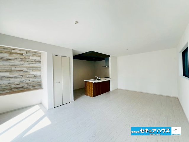 【本日ご案内可能】刈谷市野田町西屋敷　全2棟の居間・リビング|【LDK17.7帖】
◆南向きのリビングは陽当たり良好です。
◆カウンター付きの為、仕事をしたり宿題をするスペースとして利用できます。
◆アクセントクロスによりお洒落な空間に仕上がっています。　　　　