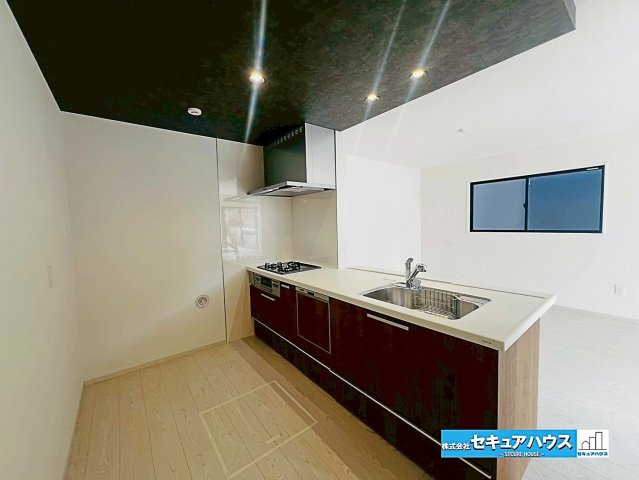 【本日ご案内可能】刈谷市野田町西屋敷　全2棟のキッチン|【キッチン】
◆広々としたキッチンスペースの為家族で並んで料理することができます。
◆床下収納には飲み物や、長期保存できる食品、紙製品・洗剤などの日用品、防犯グッズ等を入れておくことができます。　　　
